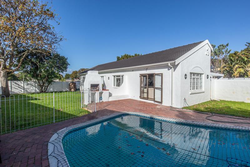 To Let 4 Bedroom Property for Rent in Constantia Western Cape